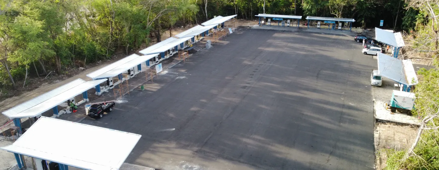Area parkir dan bangunan fasilitas instansi dilihat dari udara